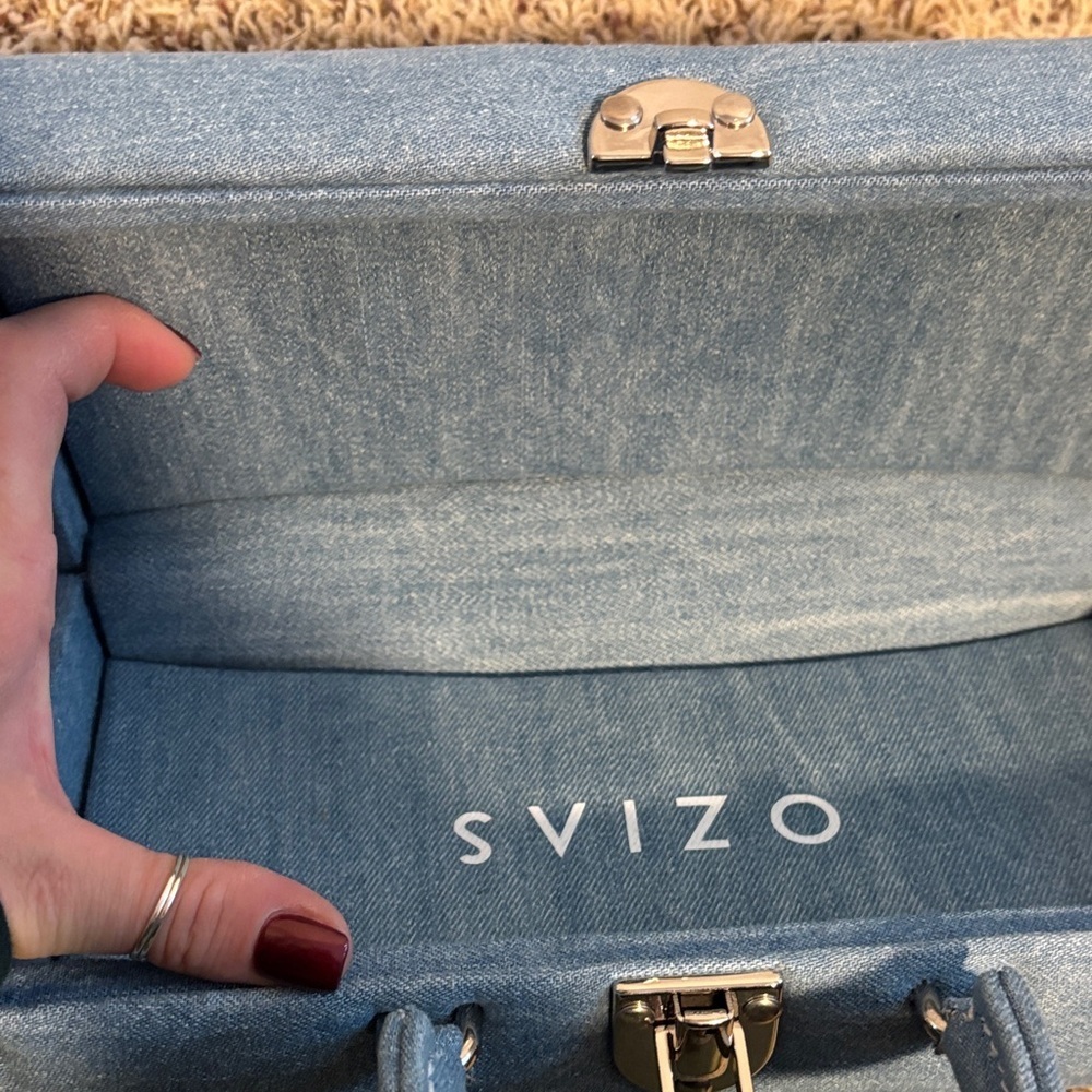 Ozias Paris lip clutch as seen on Sabrina Carpenter. - Picture 11 of 14